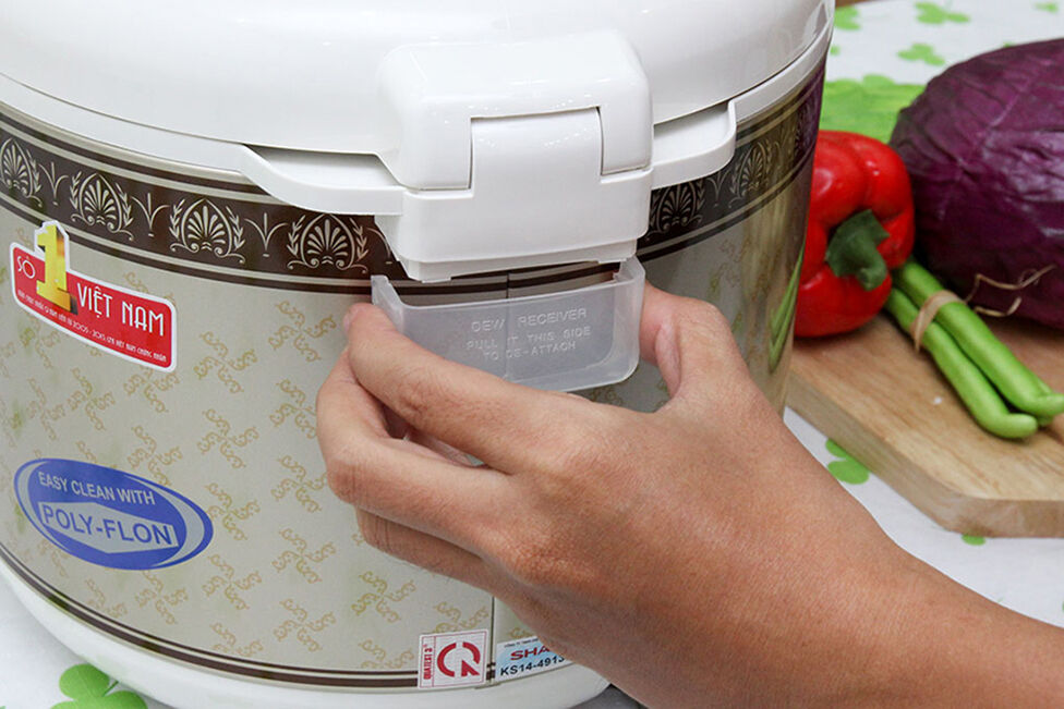 Hướng dẫn chi tiết cách tháo nồi cơm điện Sharp tại nhà