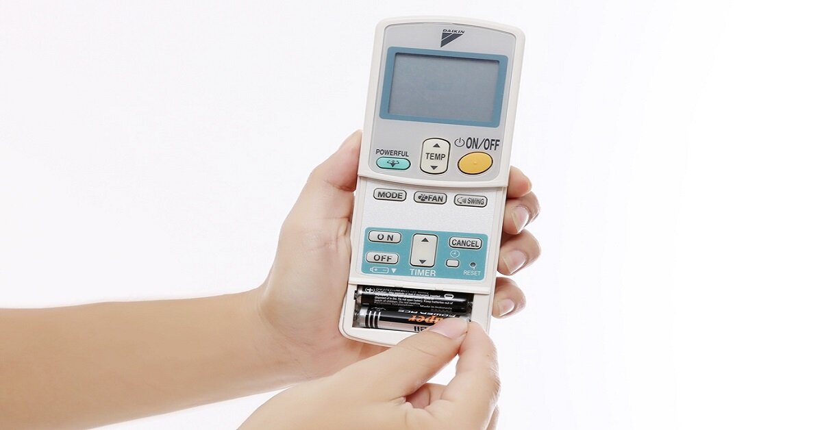 Hướng dẫn chi tiết cách thay pin cho remote điều hòa Daikin, Toshiba, Panasonic
