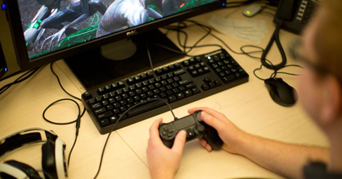 Как играть джойстиком на компе. Как играть на джойстике. Игровой пульт с играми. Подключить джойстик к ноутбуку. Геймпад с дизайном геншина.