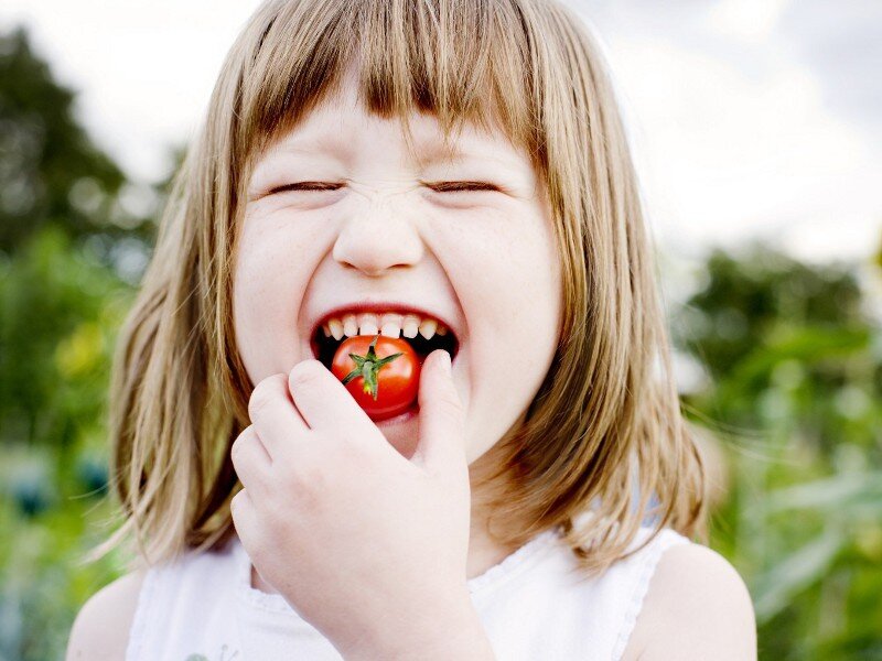 Tác dụng của cà chua bi không thể không nhắc tới là tốt cho sự phát triển xương khớp của trẻ