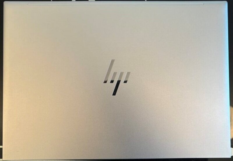 Thiết kế HP EliteBook 865 G10 quen thuộc, chất lượng hoàn thiện cao