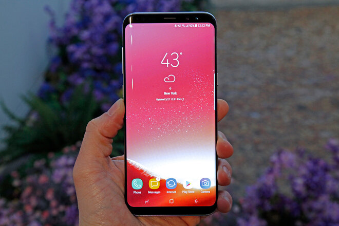 Samsung Galaxy S8 sở hữu ngoại hình đẹp mắt cùng công nghệ hiện đại có thể dễ dàng chinh phục bất cứ tín đồ yêu thích công nghệ nào