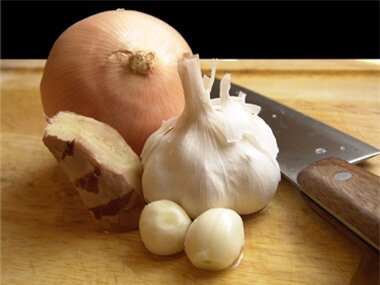 garlic onion cutting board