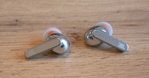 JBL Live PRO+: Thiết kế, chất âm cho đến tính năng đều rất chill!