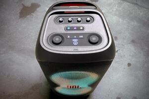 JBL PartyBox Stage 320: “Cỗ máy” khuấy động mọi bữa tiệc, âm thanh mạnh mẽ, thiết kế bền bỉ