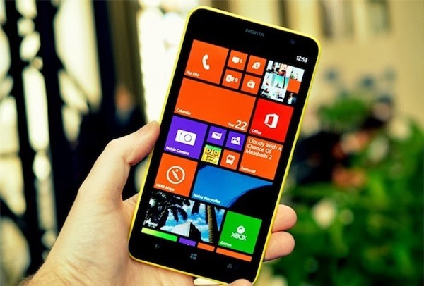 Lumia 1320 có khả năng hiển thị ngoài trời khá tốt