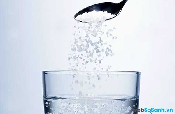 Nước muối diệt khuẩn và chữa hôi chân hiệu quả