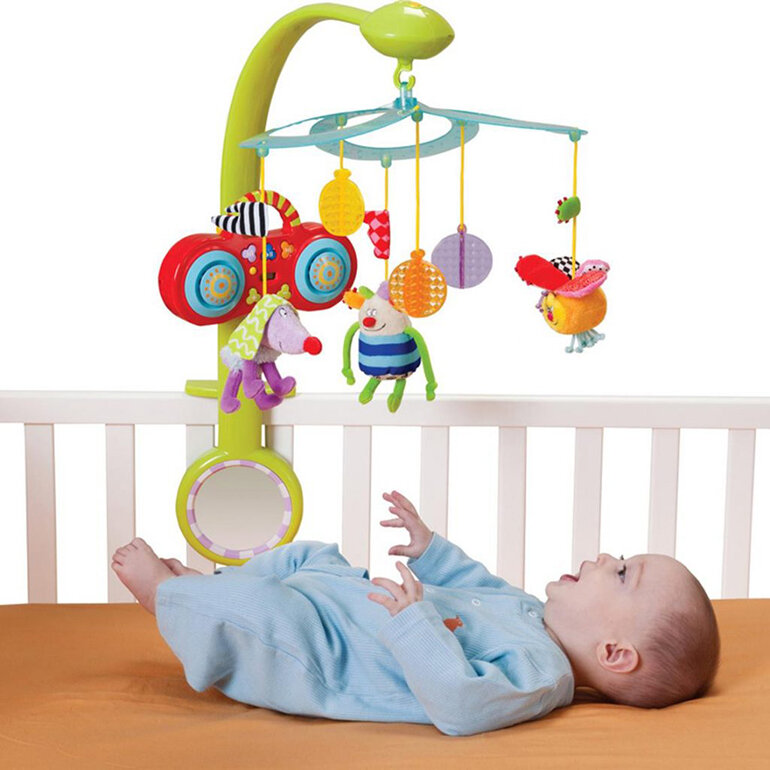 Với Các bé 2 tháng tuổi thích với những món đồ chơi được treo phía trên