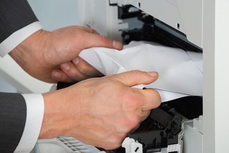 Kẹt giấy – đây là một lỗi rất phổ biến khi dùng máy photocopy văn phòng