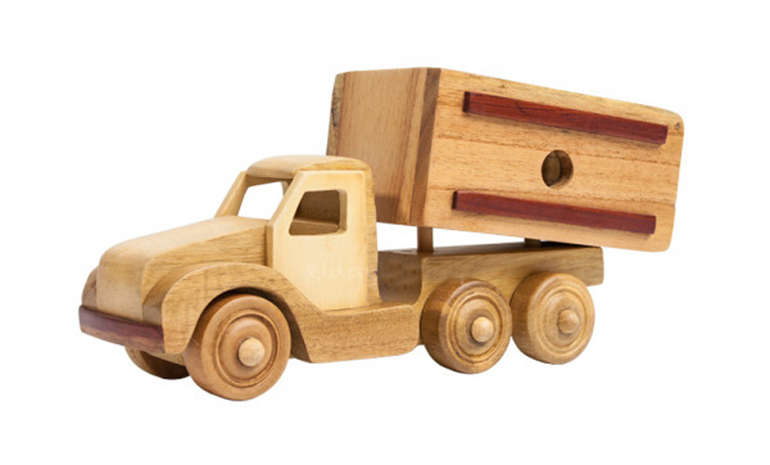 Tại sao nên mua đồ chơi mô hình xe cần cẩu bằng gỗ cho bé