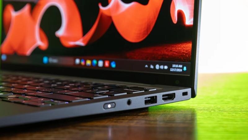 Cổng kết nối cạnh phải