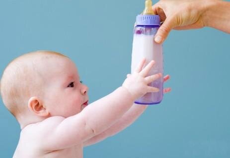 Kết hợp song song sữa mẹ và sữa công thức như thế nào để con lớn khỏe?