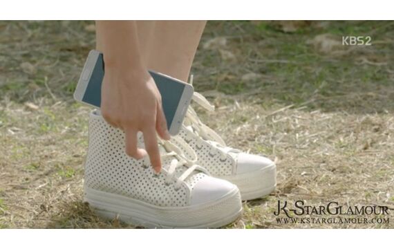 Không cần 8 triệu, bạn vẫn có thể sở hữu 1 đôi sneakers chất ngang ngửa Song Hye Kyo