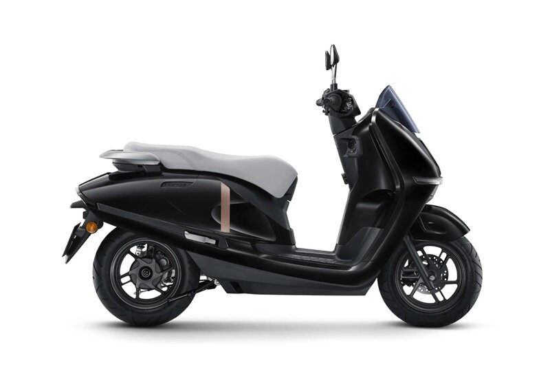 Honda, Yamaha giảm giá xe máy điện cả chục triệu: Lùi một bước để tiến xa hơn?