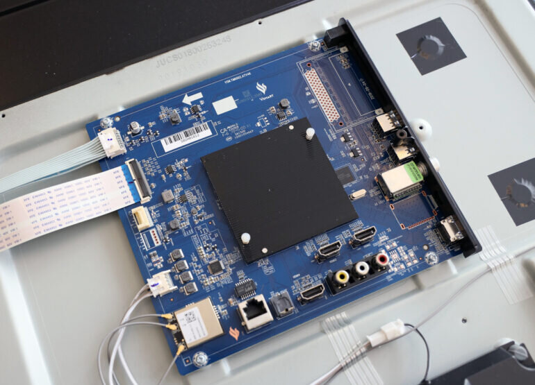 Bảng mạch chính của TV với kích thước khoảng 20 x 20 cm. Ngay vị trí chính giữa là cụm chip xử lý SoC với tấm tản nhiệt rất lớn phía trên để tăng hiệu suất tản nhiệt do không sử dụng quạt. Ngay bên cạnh là chip nhớ của Toshiba. Các kết nối như cổng LAN, HDMI, Optical, RCA được gắn thẳng vào bảng mạch. Ở góc trái là cụm chip kết nối và dây nối đến hệ thống ăng-ten cho Bluetooth, Wi-Fi. 55KE8500 có tổng cộng 3 ăng-ten với 2 đặt chính giữa và một được đặt lệch hẳn sang bên trái.