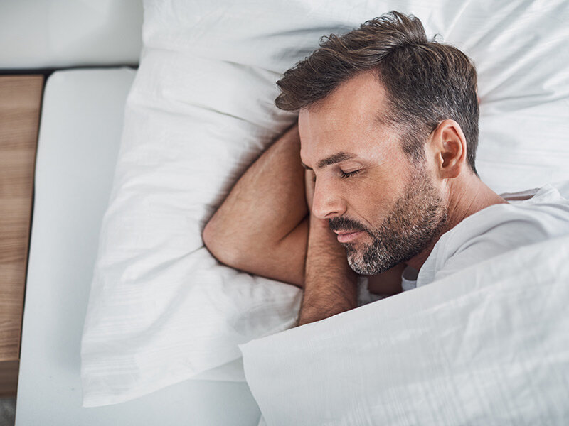 Ngủ đủ giấc và tránh dùng các thiết bị điện tử nhiều trước khi ngủ