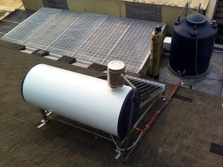 Máy nước nóng năng lượng mặt trời ống sơ tán Ariston có sử dụng van bi (Kitz)