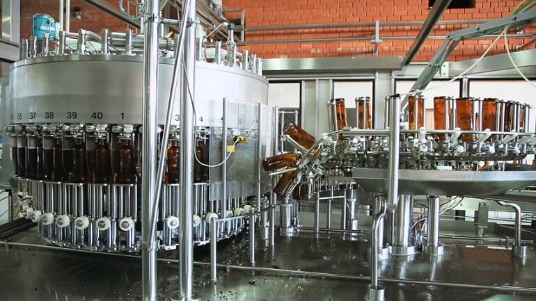 Bia công nghiệp luôn hướng đến mục tiêu sản xuất hàng nghìn lít để tối đa hóa thu nhập