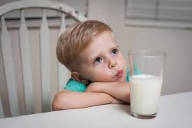 Làm sao để bé yêu thích việc uống sữa mỗi ngày ?
