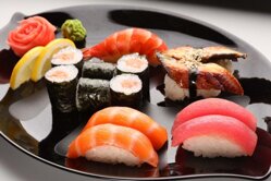 Làm sushi tại nhà đơn giản với bộ dụng cụ làm sushi