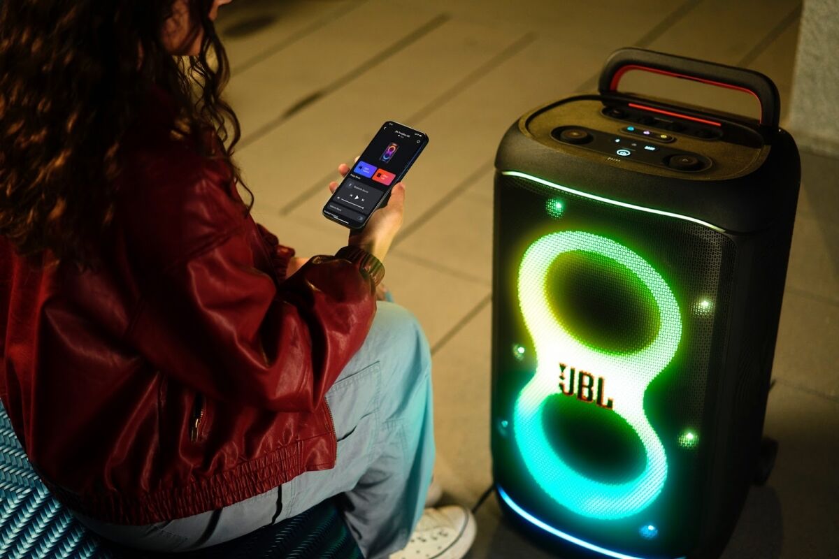 Loa JBL PartyBox 520 mạnh mẽ và di động, sẵn sàng cho các sự kiện lớn
