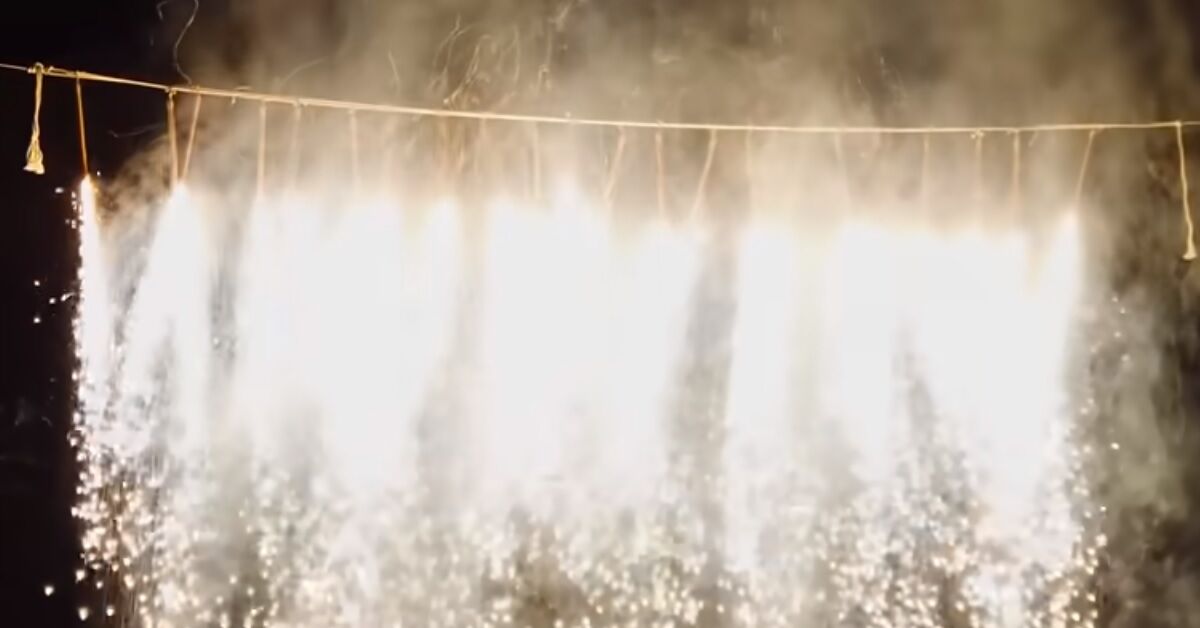 Loạn giá pháo hoa Z121 - Người dân chưa kịp vui vì được bắn pháo hoa dịp Tết đã phải nức nở vì giá "cò vạc" đội gấp 2-3 lần