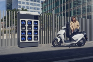 Loạt xe máy điện có thể đổi pin tại trạm trong vài phút: VinFast chiếm ưu thế, Honda miễn phí đổi pin