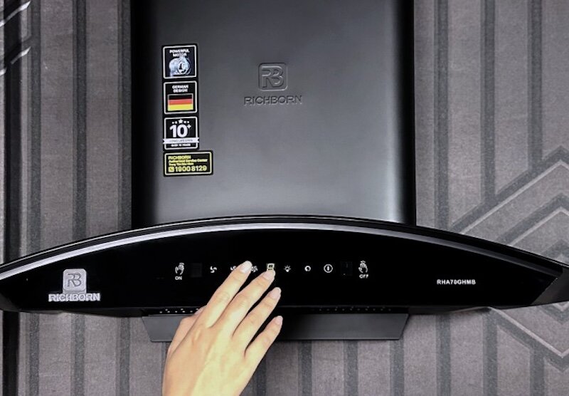 Máy hút mùi gắn tường Richborn RHA70GHMB hỗ trợ ba tốc độ hút