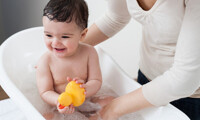 Lúc nào mẹ không nên tắm cho bé?