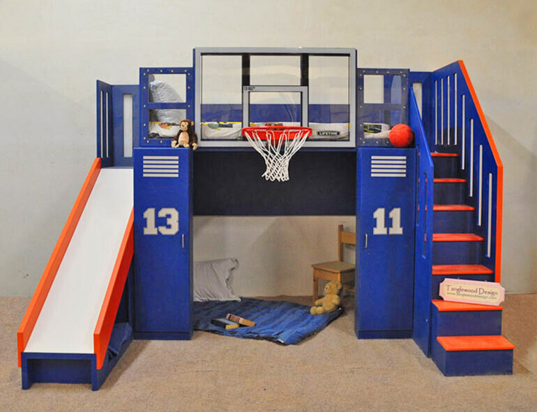 Lắp thêm cột bóng rổ vào giường tầng trẻ em có cầu trượt để giúp trẻ tăng chiều cao