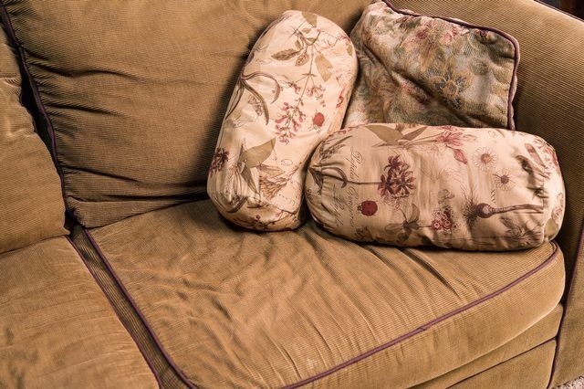 Mách bạn cách làm sạch vải bọc sofa nhanh chóng và hiệu quả