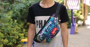 Mách bạn cách phối túi đeo chéo Supreme với trang phục