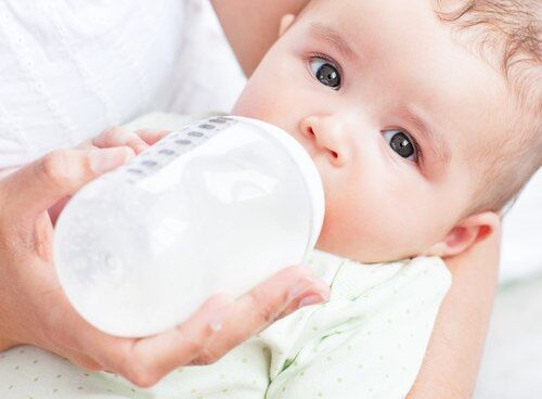 Mách mẹ các dấu hiệu nhận biết bé bú đủ