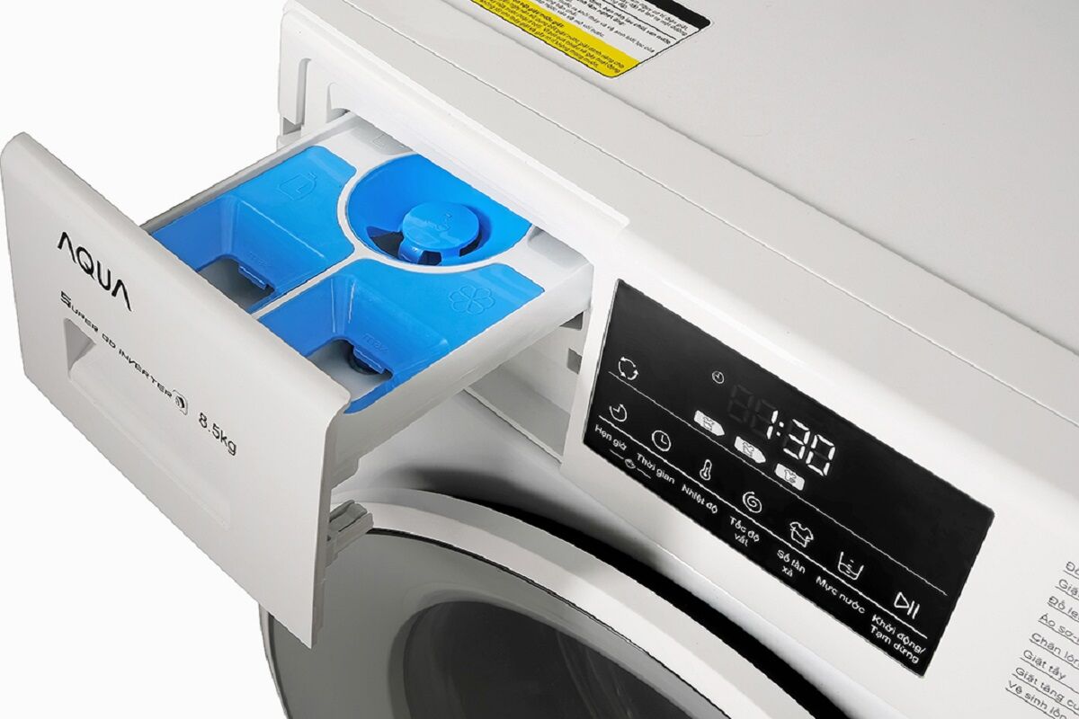 Máy giặt Aqua cửa ngang inverter 8,5kg AQD-D850EW: Giá chỉ 4 triệu đồng mà rất "sang - xịn - mịn"