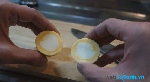 Mẹo đơn giản để lòng đỏ bên ngoài và lòng trắng bên trong trứng luộc độc đáo
