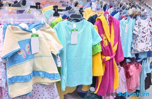 Mẹo tiết kiệm cho cha mẹ khi mua áo cho trẻ