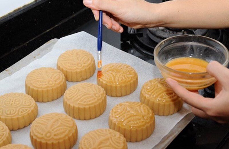 How to bake salted egg mooncakes