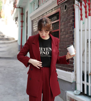 Mix áo khoác blazer với áo phông thôi mà cũng ti tỉ cách hay ho