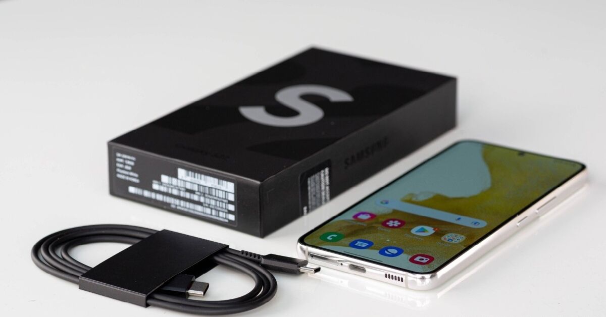 Mở hộp, đánh giá thiết kế điện thoại Samsung Galaxy S22 tiêu chuẩn