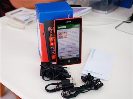 Mở hộp Nokia 525 vừa bán ra tại Việt Nam