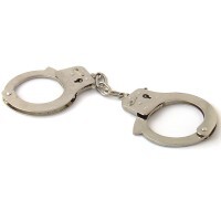 Một người đàn ông bị bắt giữ tại Anh vì sạc iPhone trên tàu điện