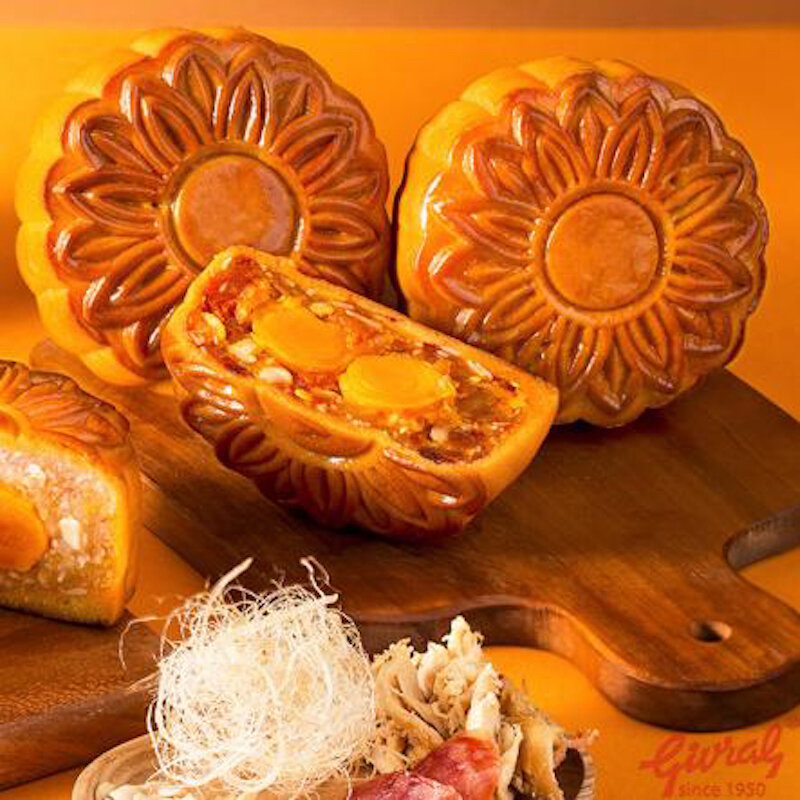 Givral moon cake mixed with roasted chicken and bird's nest fish