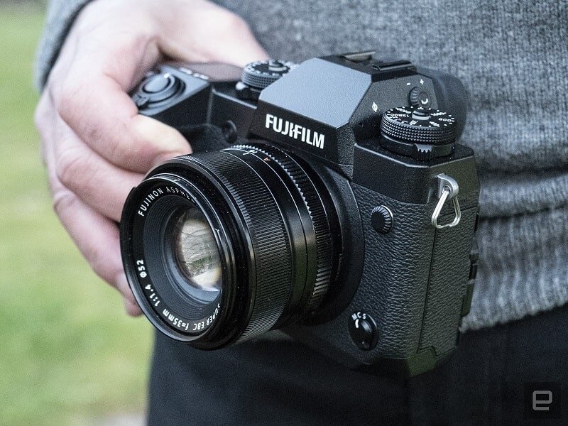 Máy ảnh Fujifilm thiết kế gọn nhẹ, dễ cầm không quá nặng gây khó khăn cho người dùng 