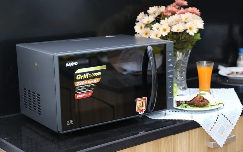 Nấu nướng tiện dụng hơn với lò vi sóng điện tử Sanyo EM-G3650V