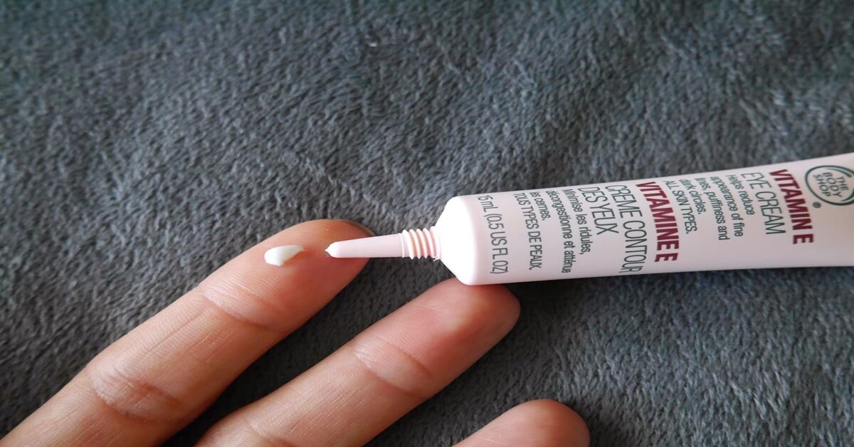 Nên chọn kem mắt vitamin E hay kem mắt vitamin C cho da mắt nhạy cảm ?