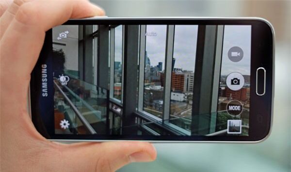 Nên mua Asus Zenfone Selfie hay Samsung Galaxy S5?