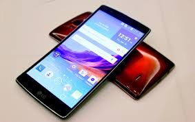 Nên mua HTC One M9 hay LG G Flex 2 ?