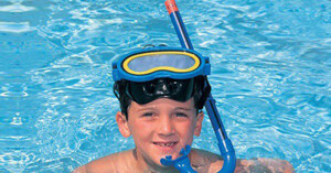 Nên mua kính bơi có ống thở của hãng nào?