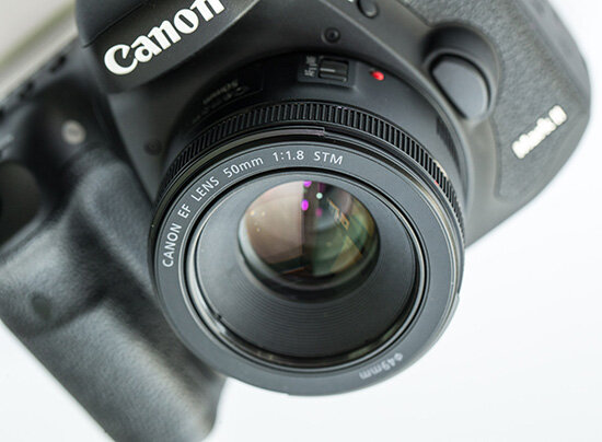 Nên mua lens 35mm hay 50mm f1.8 cho máy ảnh Canon?