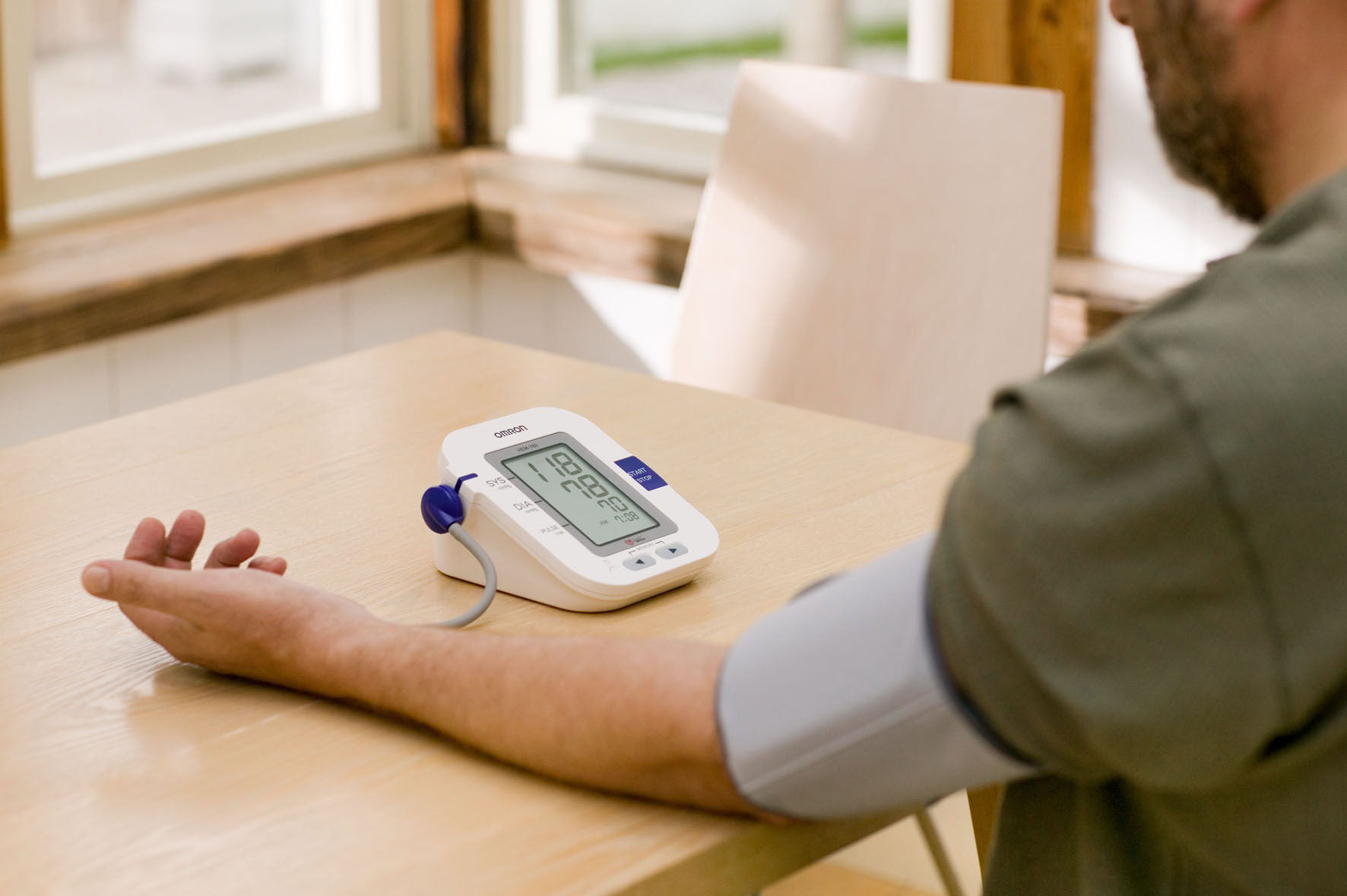 Nên mua máy đo huyết áp bắp tay hay cổ tay kết quả chính xác hơn?
